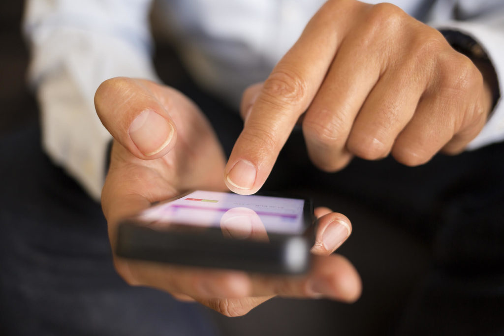 celular mexendo mãos