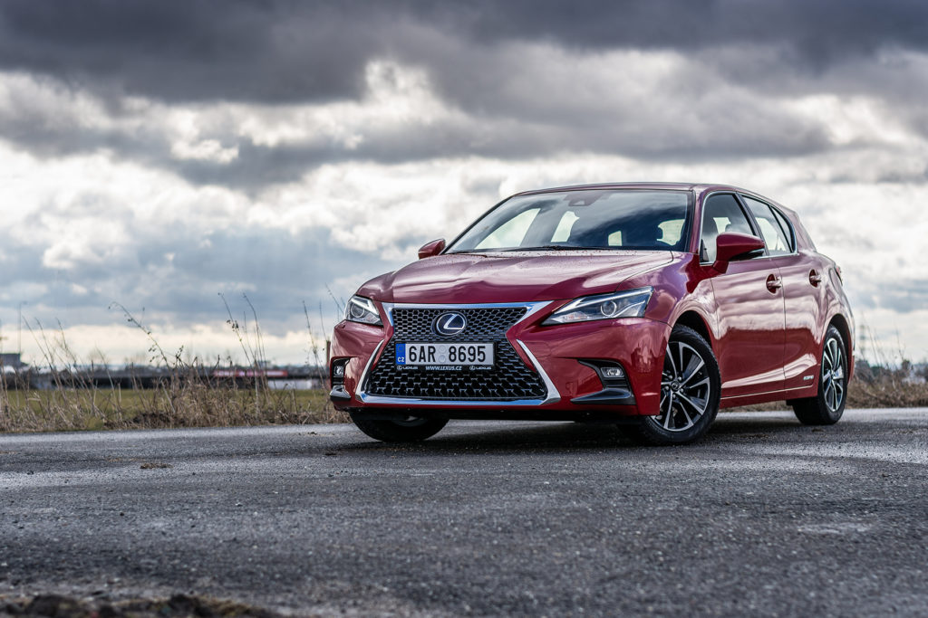 carro vermelho da Lexus, modelo CT 200, um exemplo de novas tecnologias por ser um carro hibrido, que utiliza energia elétrica e combustível tradicional