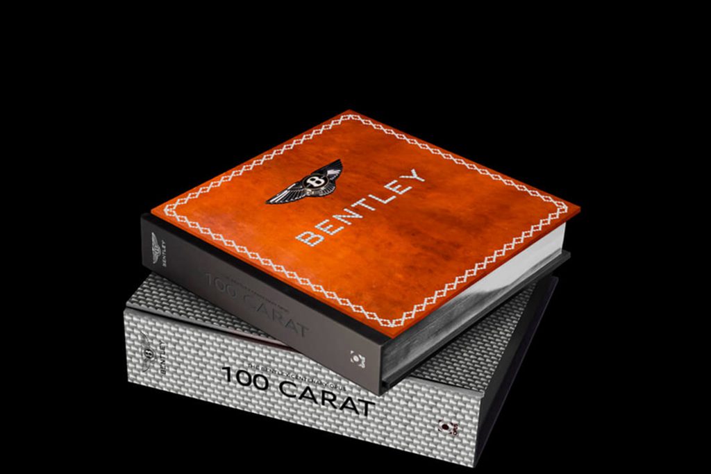 Exemplar do livro do Bentley, com capa de couro e com detalhes prateados