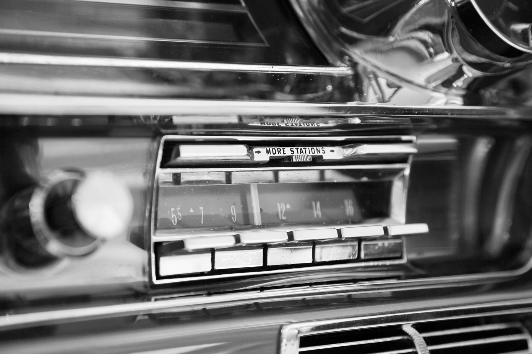 um rádio antigo, dos primórdios da história do rádio automotivo