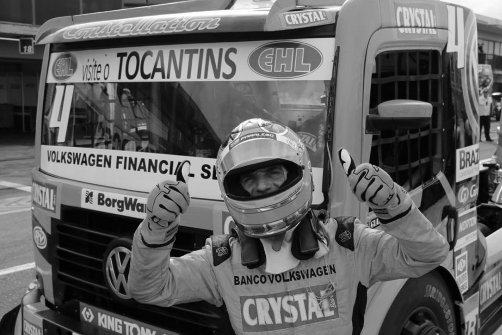 Felipe Giaffone em frente ao caminhão da formula truck