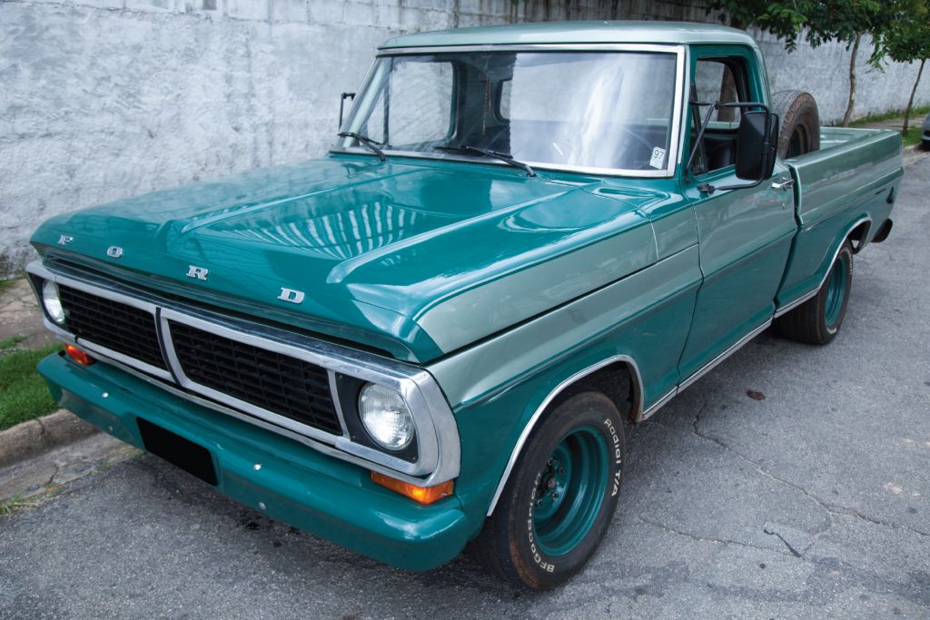 F100 verde parada na rua