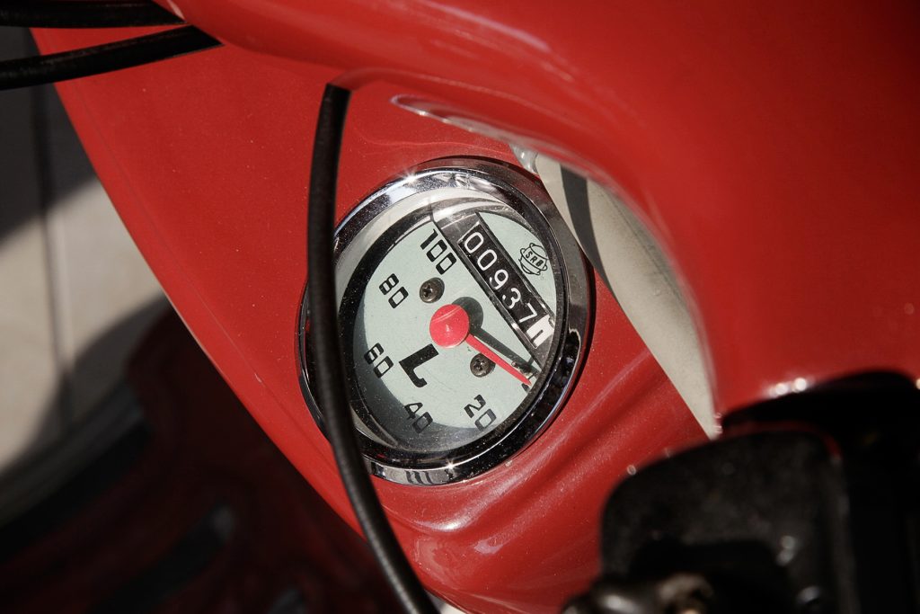 detalhe do velocímetro da lambretta