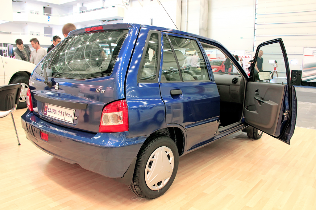 traseira de carro azul Saipa (time de futebol) com as portas abertas em uma sala.