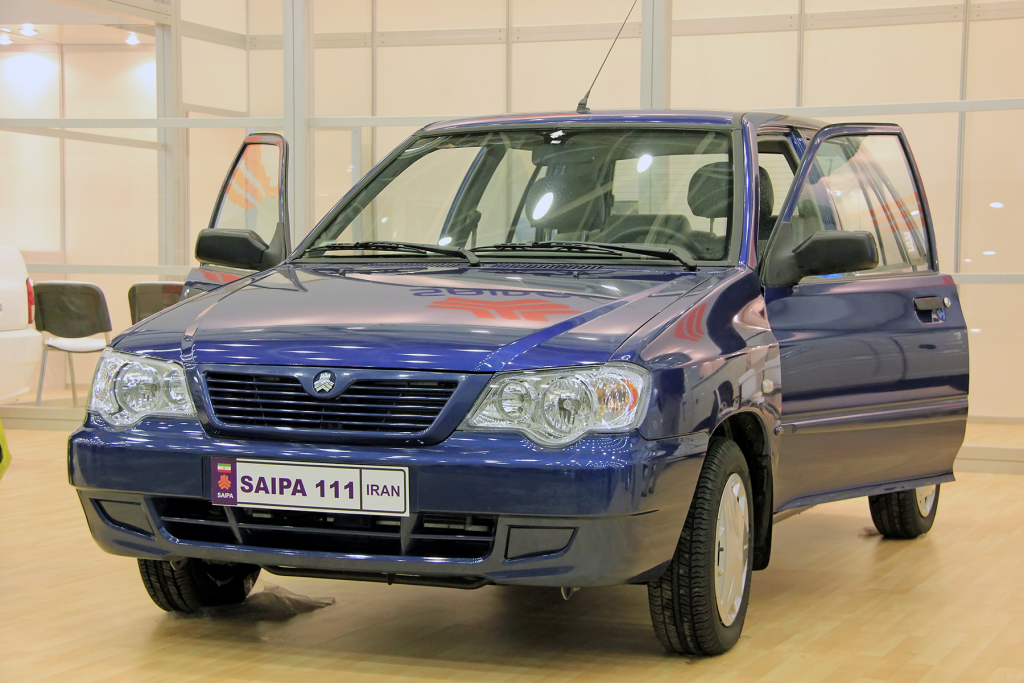 carro azul Saipa (time de futebol) com as portas abertas em uma sala.