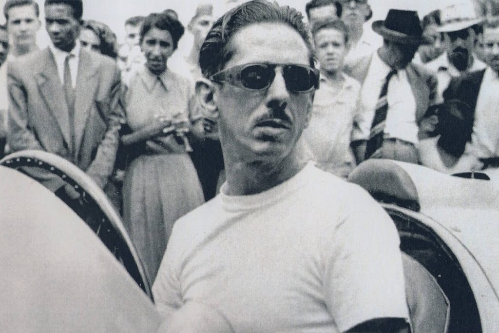 Chico landi de óculos escuros antes de entrar na corrida.
