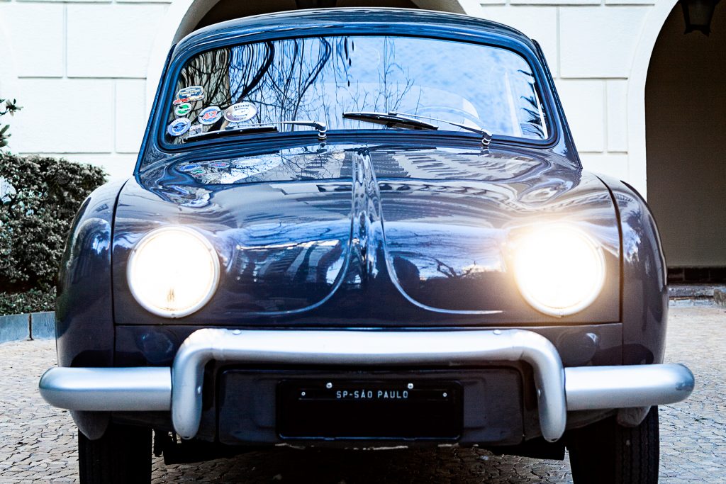renault teimosos com faróis acesos