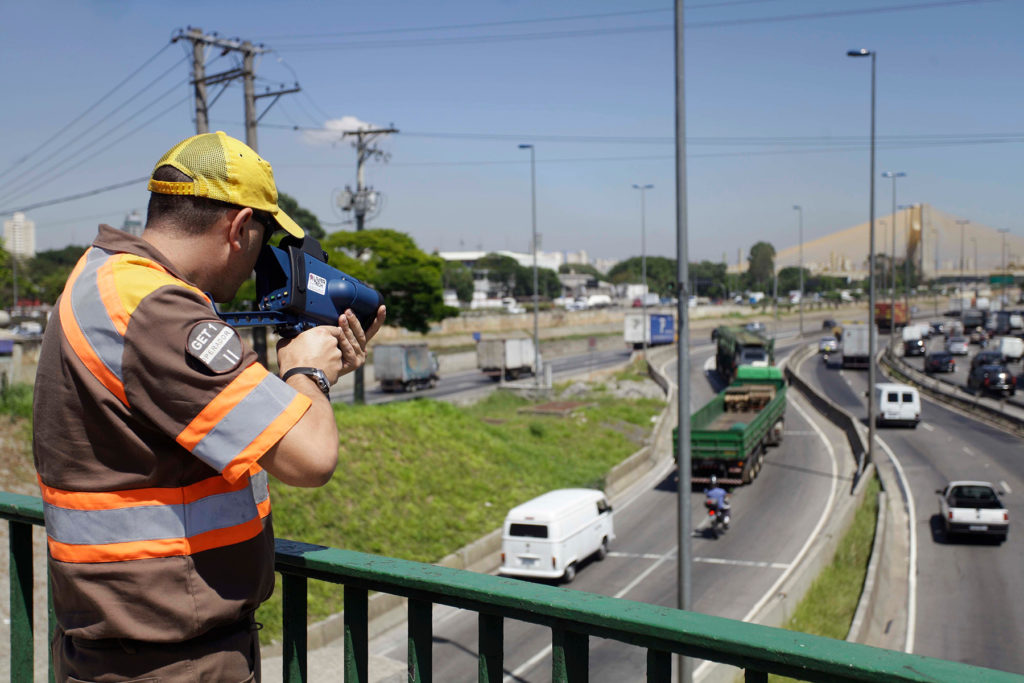 agente da CET procurando infratores de trânsito