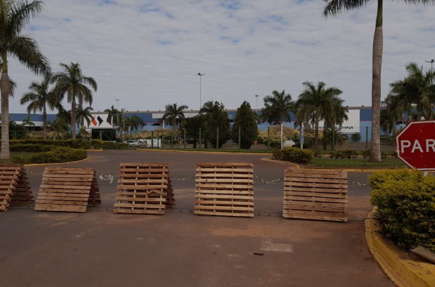  Uma loja de autopeças na fronteira (fechada) entre Paraguai e Brasil