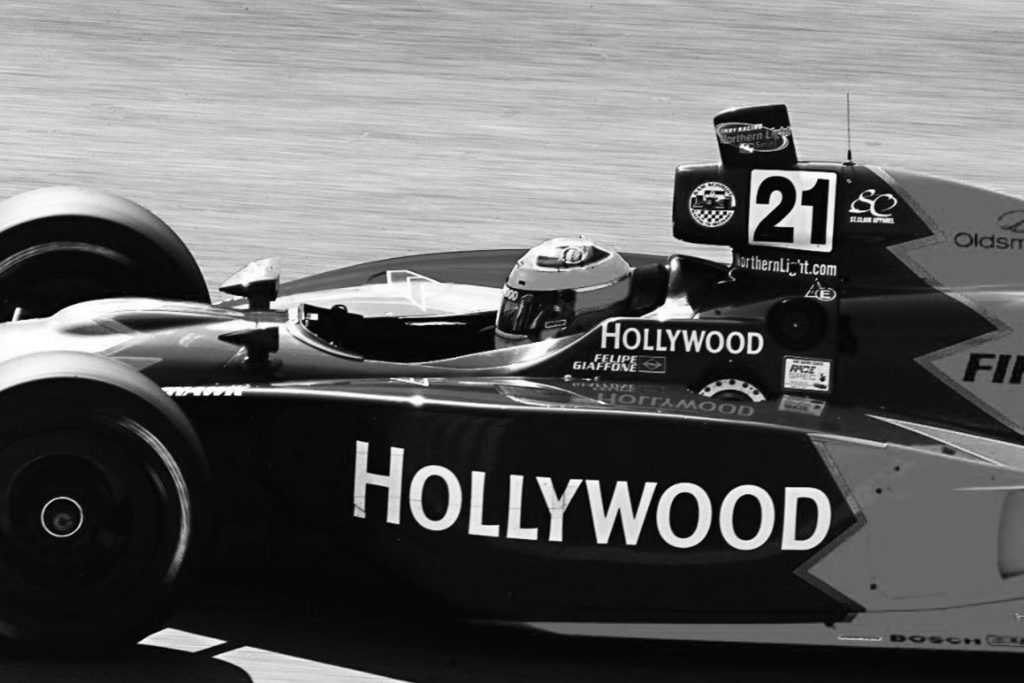 Felipe Giaffone dirigindo carro de formula indy