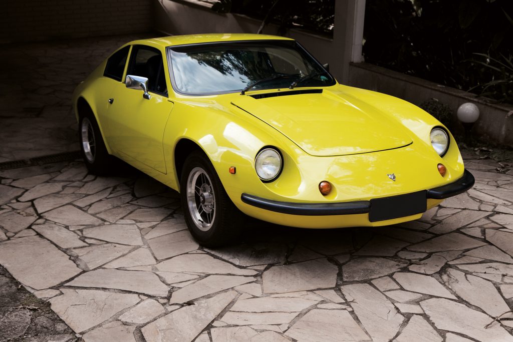 Puma GTE amarelo claro, estacionado em uma garagem