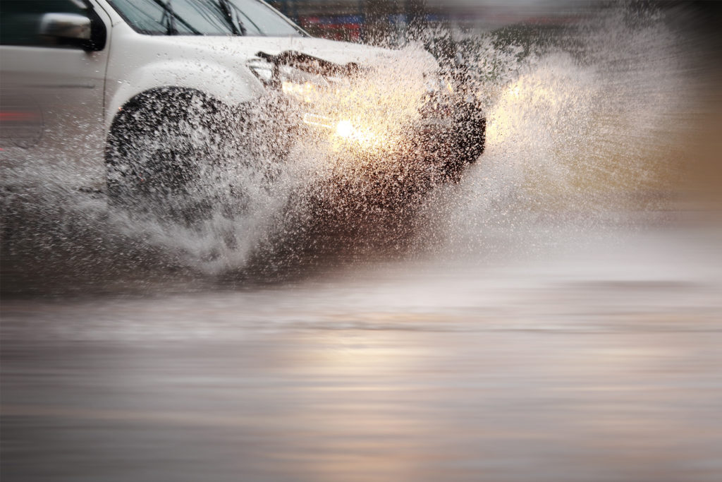 carro na chuva enfrentando uma enchente