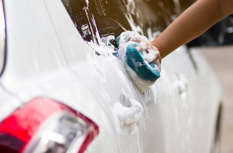  Como lavar o carro em casa corretamente? Confira algumas dicas