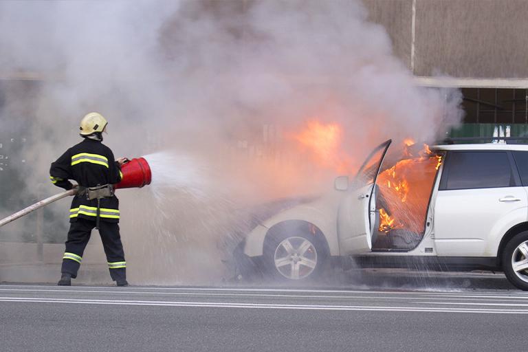 O que fazer quando o carro pega fogo? Ligar para o bombeiro é uma das principais saídas 