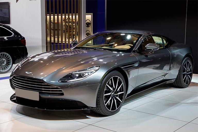 A marca Aston Martin é destaque na coleção de carros de Verstappen