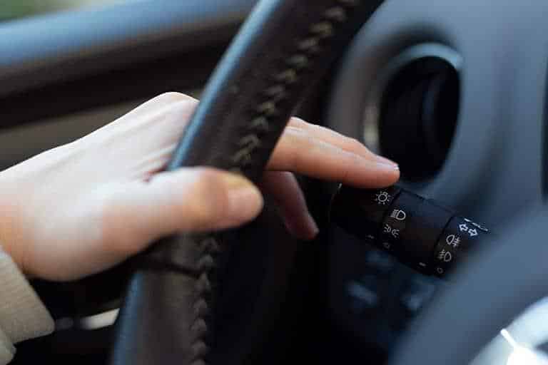 Entre os hábitos ao volante que geram multas está a troca de pista sem dar seta