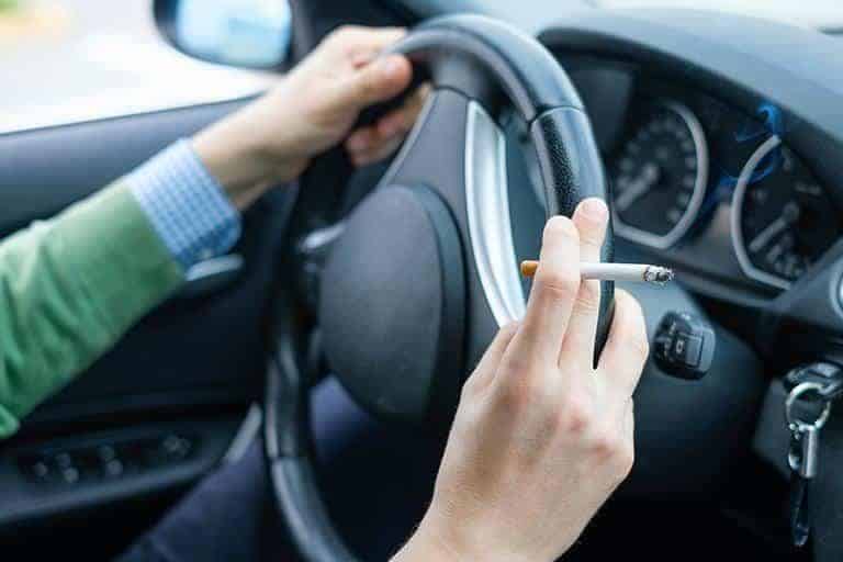 Dirigir com uma mão é um dos hábitos ao volante que geram multas
