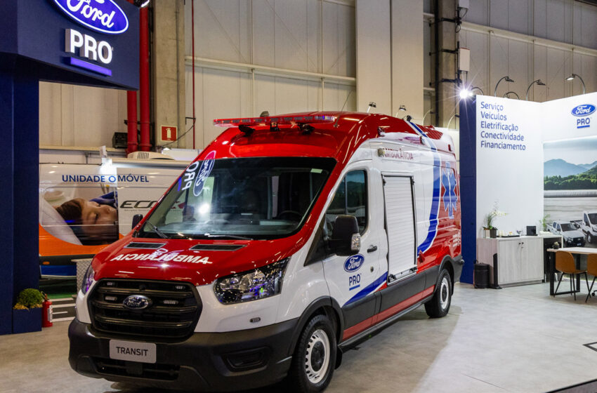  Ford Pro exibe Transit Automática ambulância na feira Hospitalar 2024